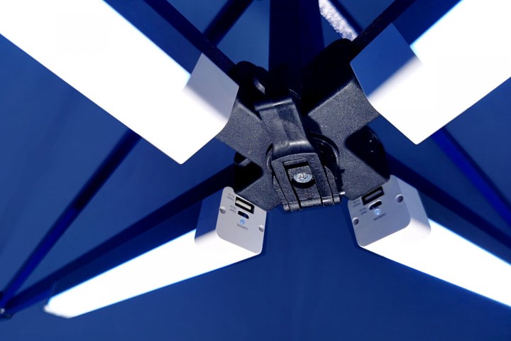 LED lemputes prie prekybos stendo